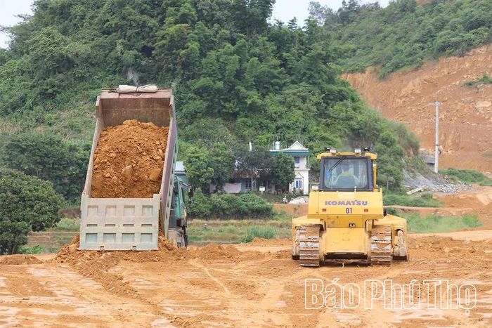 Nhà thầu tập trung san gạt đất đắp nền tại Dự án cao tốc Hòa Bình - Mộc Châu, đoạn Km19 - Km53.