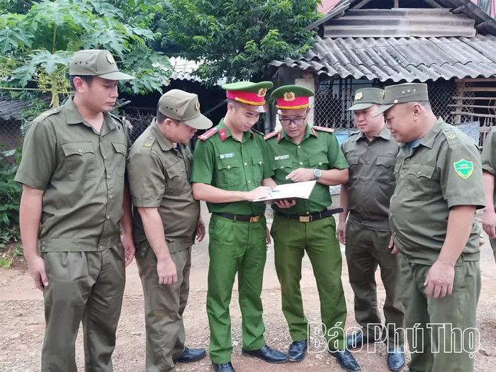 Công an xã Bao La phối hợp lực lượng an ninh trật tự cơ sở thường xuyên xuống địa bàn nắm tình hình.