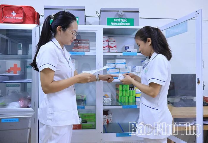 Cán bộ Trạm y tế xã Chân Mộng rà soát danh mục thuốc bảo hiểm y tế cấp cho người dân.