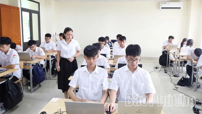 Học sinh Trường THPT Chuyên Hùng Vương, phường Việt Trì thực hành trên máy tính, chủ động nâng cao năng lực số.