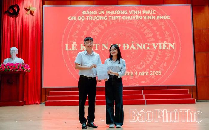 Chi bộ Trường THPT Chuyên Vĩnh Phúc trao quyết định kết nạp Đảng cho đảng viên mới.