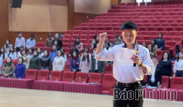 Đảng viên trẻ Ngô Sơn Tùng đọc lời tuyên thệ.