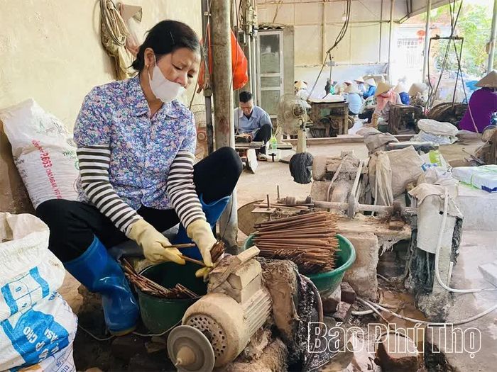 Cơ sở sản xuất đũa gỗ của ông Trần Đình Hoạt, thôn Lỗ Quynh tạo việc làm cho khoảng 30 lao động địa phương với thu nhập trung bình 5 - 7 triệu đồng/người/tháng.