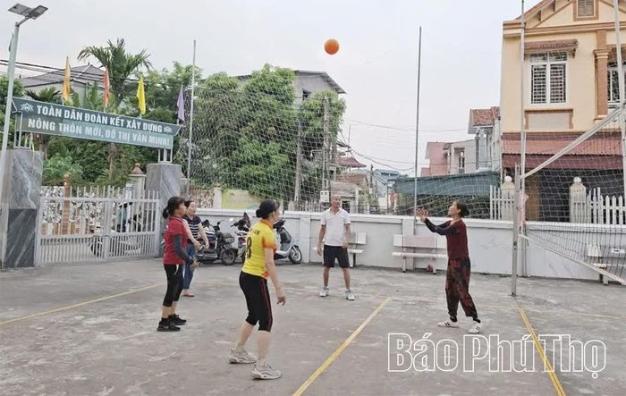 Các vận động viên người cao tuổi khởi động trước trận giao hữu môn bóng chuyền hơi.