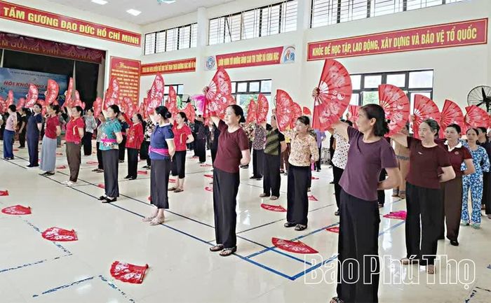Hội viên tập luyện tiết mục múa quạt.