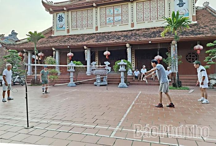NCT luyện tập môn cầu lông.