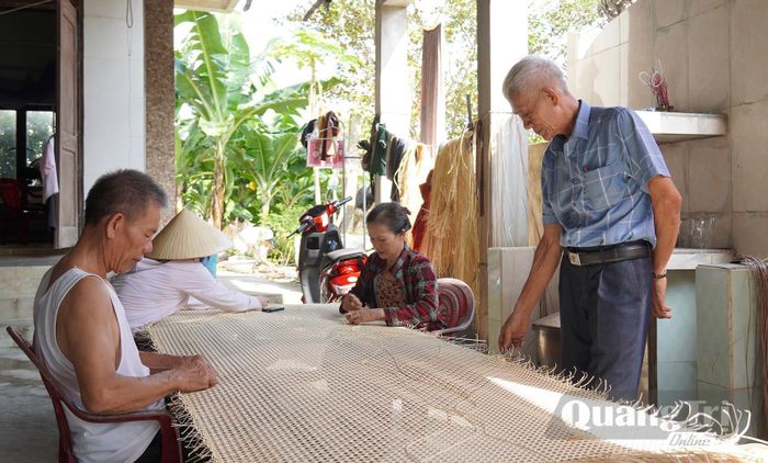 Ông Trần Văn Hiếu (người đứng ở góc phải), người hồi sinh làng nghề truyền thống mây tre đan ở thôn La Hà - Ảnh: C.H