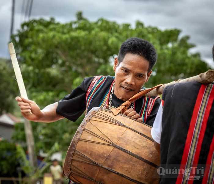 Nghệ nhân đánh trống hội 