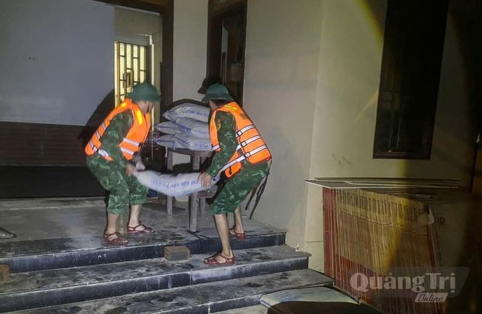 Lực lượng Quân đội hỗ trợ người dân di dời tài sản trước diễn biến phức tạp của thời tiết - Ảnh: Q.V