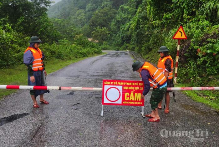 Các lực lượng cắm biển cảnh báo không cho người và phương tiện qua lại các khu vực nguy hiểm - Ảnh: P.V