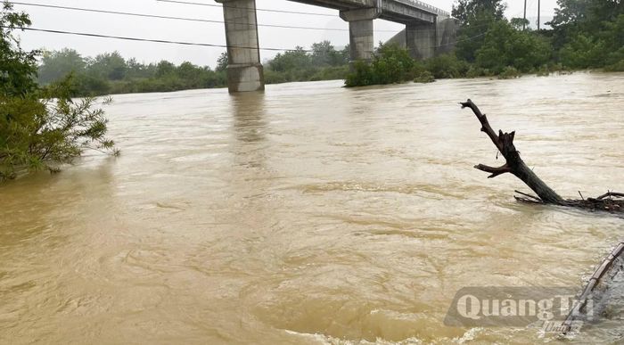 Mưa lớn và lượng nước từ thượng nguồn đổ về khiến mực nước sông, suối trên địa bàn xã Kim Phú đang lên nhanh - Ảnh: X.P