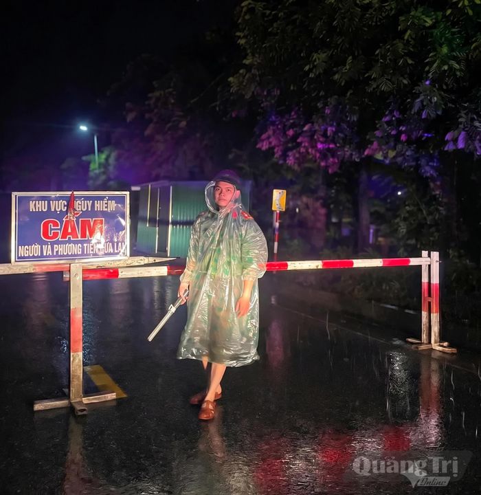 Lực lượng chức năng túc trực 24/24h tại các điểm xung yếu, không để người dân và phương tiện lưu thông qua các ngầm, tràn khi nước dâng cao - Ảnh: UBND xã La Lay cung cấp
