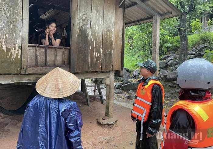 Cán bộ, chiến sĩ Đồn Biên phòng Ba Nang tuyên truyền, nhắc nhở người dân chủ động phòng, chống và giảm thiểu thiệt hại do mưa lũ gây ra - Ảnh: CTV