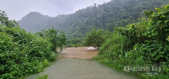 Mưa lớn ngập sâu ở các ngầm tràn, gây chia cắt cục bộ một số thôn, bản trên địa bàn xã Trường Sơn - Ảnh: CTV