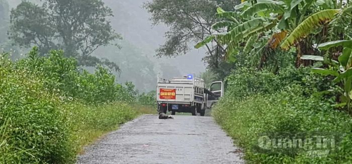 Lực lượng chức năng túc trực, chốt chặn tại các điểm ngập nhằm bảo đảm an toàn cho người và phương tiện - Ảnh: CTV