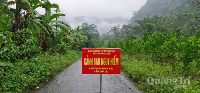 Lực lượng chức năng đặt biển cảnh báo nguy hiểm ở một số tuyến đường - Ảnh: CTV
