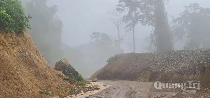 Một lượng lớn đất đá từ taluy dương đổ xuống mặt đường - Ảnh: CTV