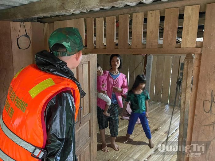 Tổ chức tuyên truyền, vận động người dân chủ động di dời đến nơi an toàn khi có tình huống xảy ra - Ảnh: Đ.T