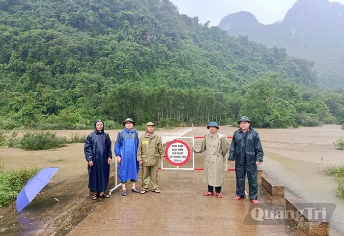 Xã Phong Nha đặt rào chắn và bố trí lực lượng trực gác tại các điểm bị ngập - Ảnh: P.N