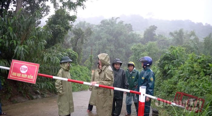 Lãnh đạo UBND xã Tân Lập kiểm tra tình hình mưa lũ tại thôn Trung Sơn - Ảnh: L.O