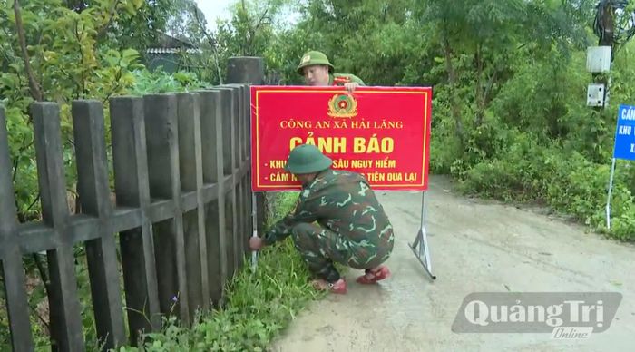 Lực lượng chức năng đặt biển cảnh báo tại điểm sạt lở - Ảnh: L.O