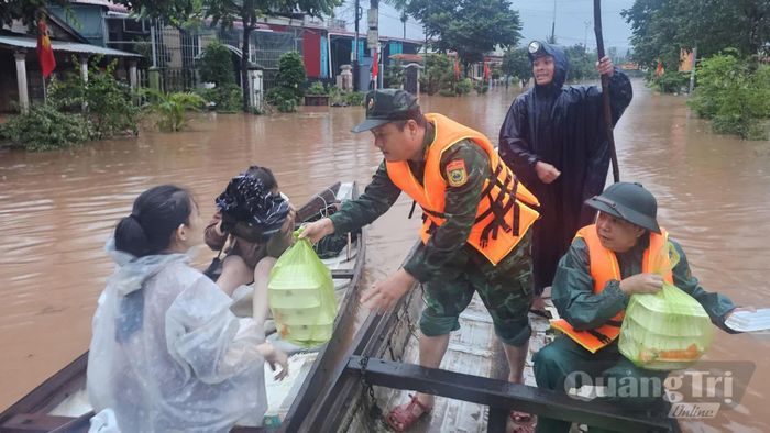 Cán bộ, chiến sĩ Đồn biên phòng cửa khẩu quốc tế Lao Bảo từng phần cơm cho người dân - Ảnh: P.K