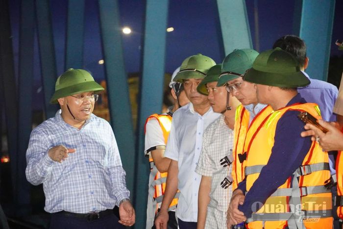 Đồng chí Lê Đức Tiến, Phó Chủ tịch UBND tỉnh chỉ đạo khắc phục sự cố mắc kẹt xà lan tại cầu đường sắt Mỹ Chánh, xã Nam Hải Lăng - Ảnh: Mỹ Nhị