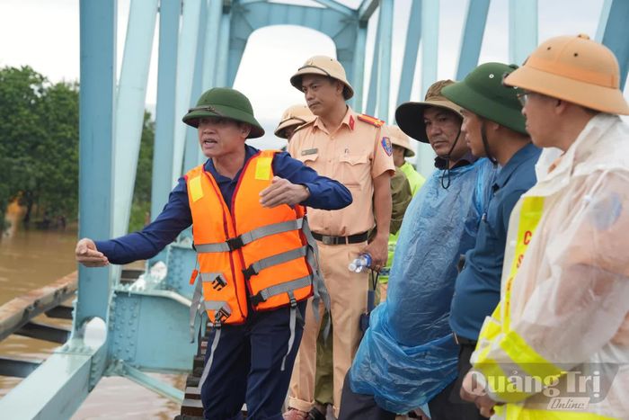 Đồng chí Lê Văn Bảo, Phó Chủ tịch UBND tỉnh chỉ đạo khắc phục sự cố mắc kẹt xà lan tại cầu đường sắt Mỹ Chánh, xã Nam Hải Lăng - Ảnh: Mỹ Nhị