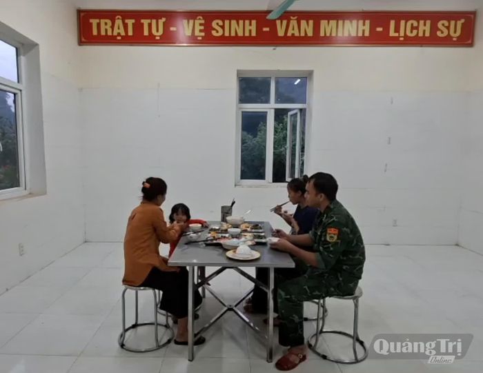 Đồn Biên phòng Hướng Lập bố trí ăn ở cho phụ nữ và trẻ em - Ảnh: T.T