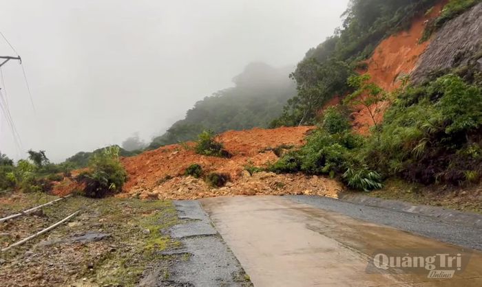 Sạt lở trên đường Hồ Chí Minh nhánh Tây, người dân không thể di chuyển từ phía Hướng Phùng vào Hướng Lập - Ảnh: T.T