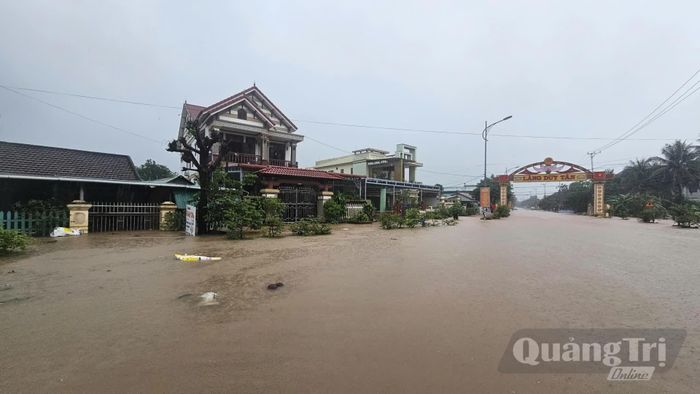 Nhiều khu vực ở xã Lao Bảo ngập sâu, học sinh có khả năng phải nghỉ học - Ảnh: P.K