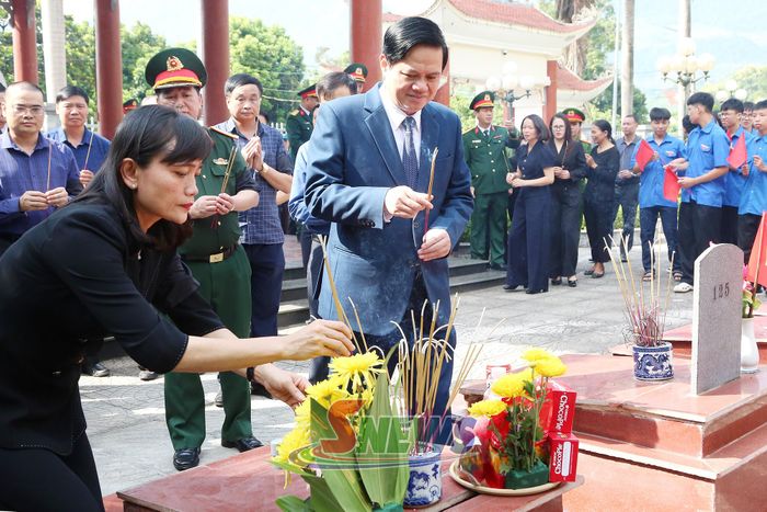 Các đại biểu thắp hương trước phần mộ Liệt sĩ.