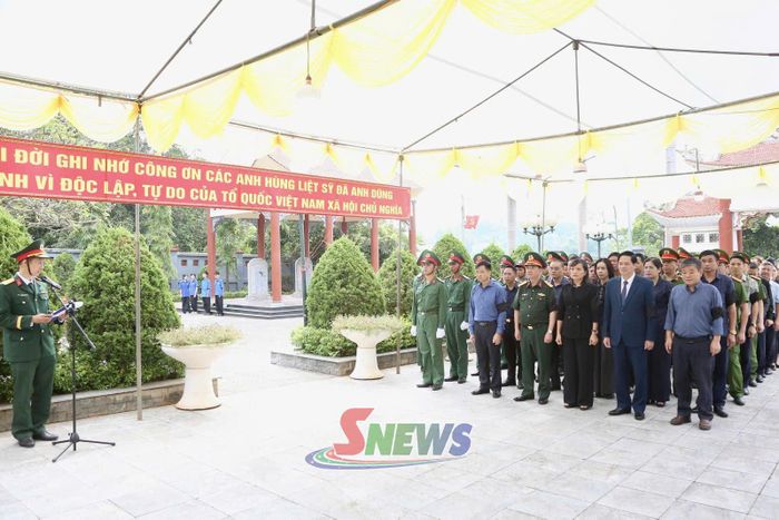 Các đại biểu dự Lễ viếng, truy điệu và an táng 1 hài cốt liệt sĩ được quy tập tại xã Chiềng Hặc về an táng tại Nghĩa trang Liệt sĩ xã Yên Châu.