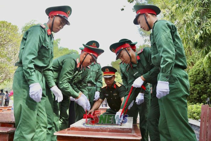 Lễ an táng hài cốt liệt sĩ tại khuôn viên Nghĩa trang Liệt sĩ xã Yên Châu.