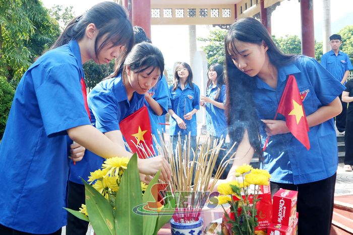 Đoàn viên thanh niên thắp hương trước phần mộ Liệt sĩ.