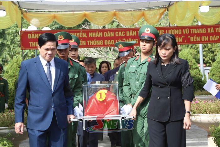 Lễ truy điệu hài cốt liệt sĩ.