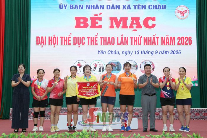 Ban tổ chức trao giải Nhất nội dung thi bóng chuyền da nữ cho đội tiểu khu 3/2.