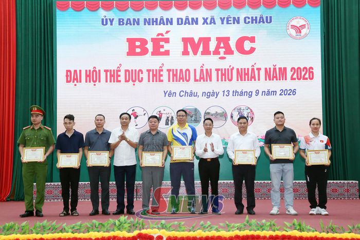 Các cá nhân nhận giấy khen của Chủ tịch UBND xã Yên Châu.