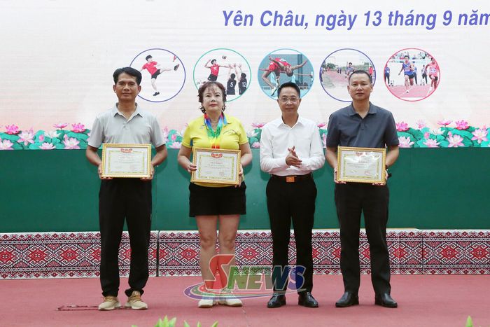 Lãnh đạo xã Yên Châu trao giấy khen cho các tập thể.