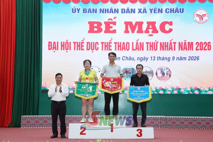 Ban tổ chức trao giải toàn đoàn cho các đội.