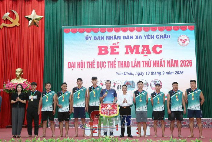 Ban tổ chức trao giải Nhất nội dung thi bóng chuyền da nam cho đội bản Kết Đoàn.