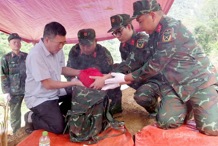 Các hài cốt liệt sĩ được Đội Tìm kiếm, quy tập hài cốt liệt sĩ, Bộ CHQS tỉnh cất bốc tại thôn Phìn Sảng, xã Minh Tân.