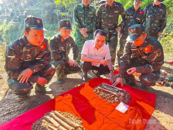 Lực lượng tìm kiếm, quy tập hài cốt liệt sĩ tiến hành cất bốc hài cốt tại khu vực điểm cao 1250 sườn Nam (núi Bạc), thôn Phú Lũng, xã Bạch Đích.