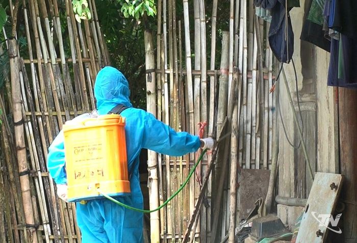 Phun khử khuẩn tại khu vực có nguy cơ mầm bệnh