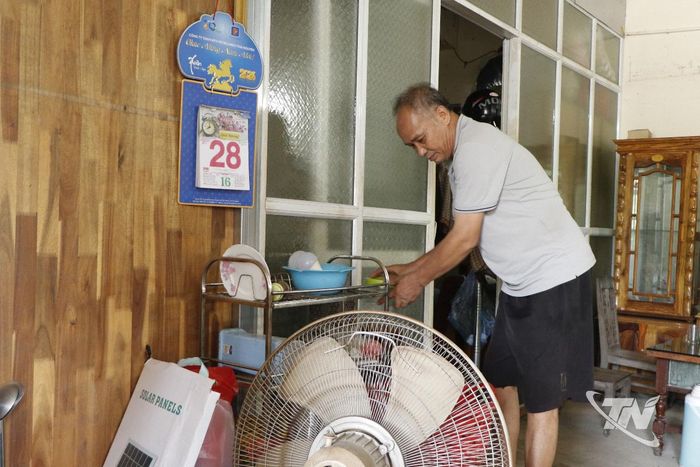 Gia đình ông Nguyễn Văn Dũng hiện ở tạm tại Nhà văn hóa thôn 2 sau khi bàn giao đất ở, nhà ở để thực hiện Dự án đường nội thị Chợ Mới.