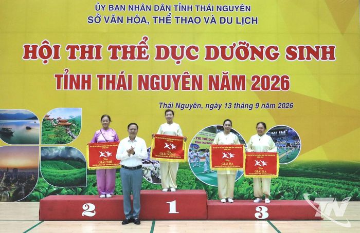 Đại diện Sở Văn hóa, Thể thao và Du lịch trao giải cho các câu lạc bộ đạt thành tích cao.
