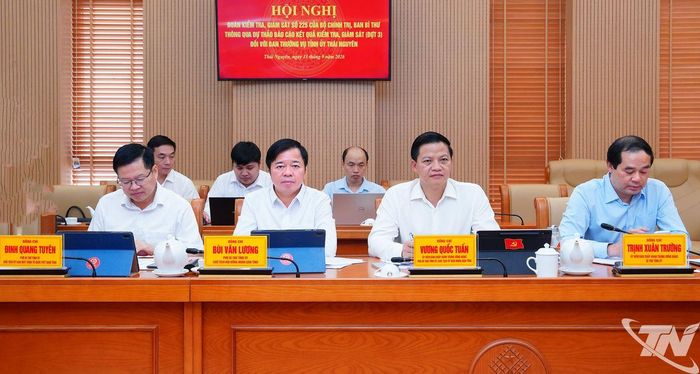 Các đồng chí lãnh đạo tỉnh Thái Nguyên dự Hội nghị.