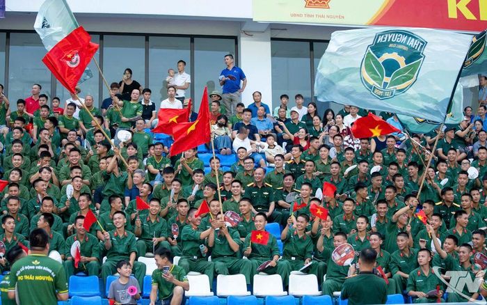 Khán giả đến sân vận động cổ vũ cho các cầu thủ.