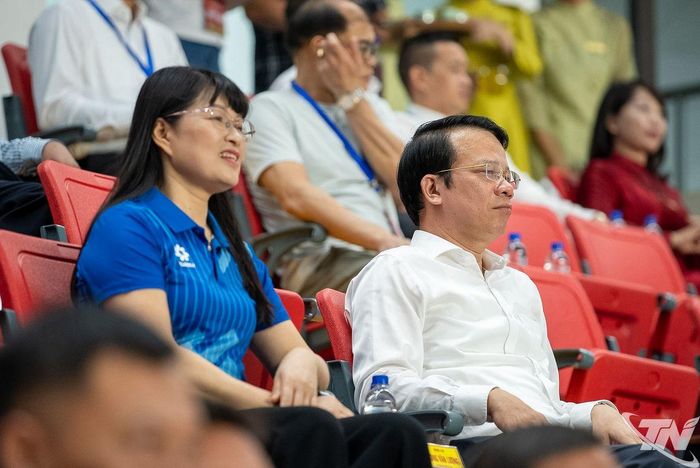 Đồng chí Phó Chủ tịch UBND tỉnh Dương Văn Lượng và các đại biểu dự Lễ khai mạc.