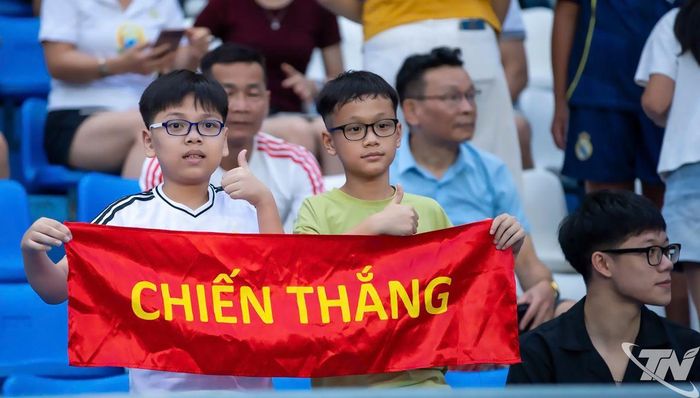khán giả nhí cổ vũ cho FC Thái Nguyên.